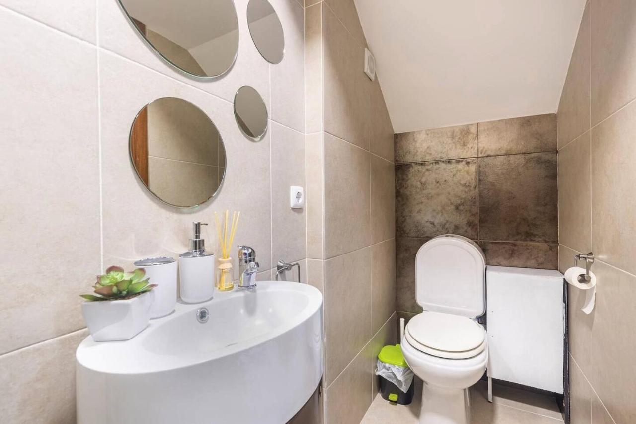 Modern Private Suite With Balcony & Bathroom - King And Queen Beds บีลาโนวาเดกายา ภายนอก รูปภาพ